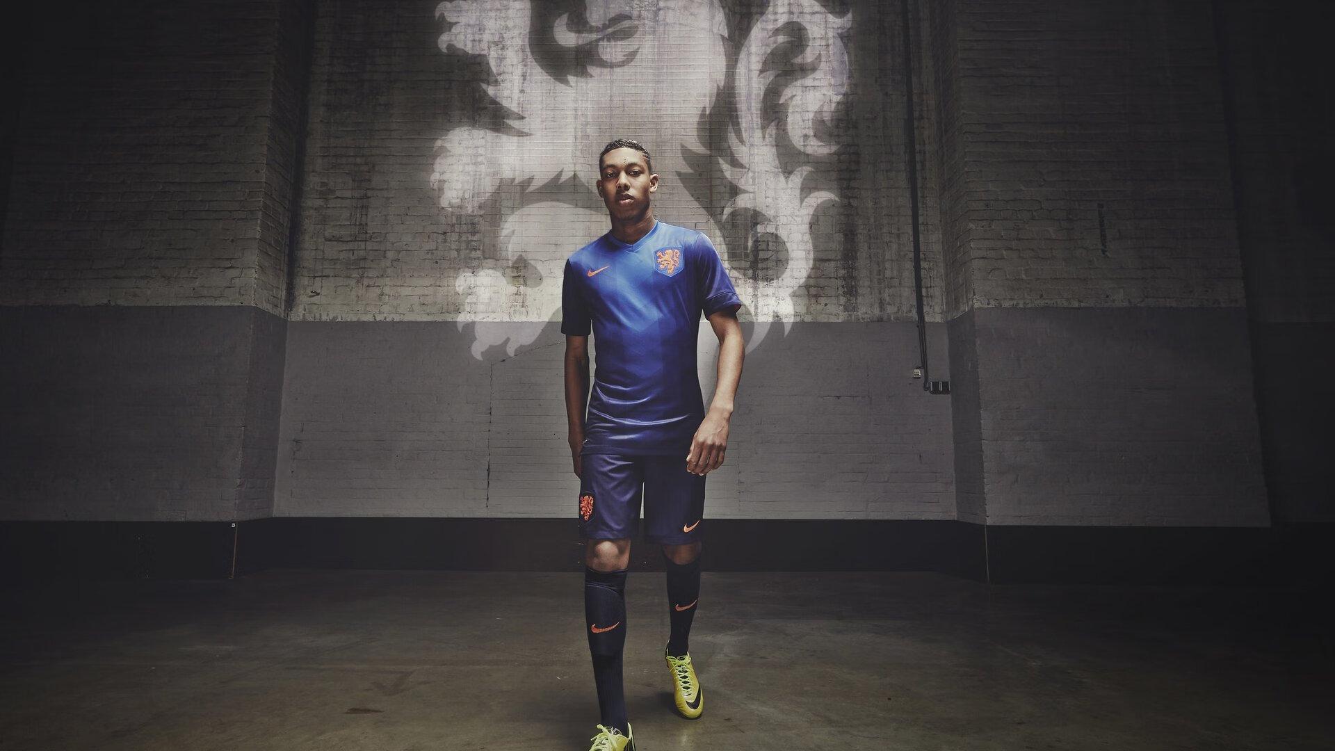 曼联温情时刻，重病球迷圆梦卡灵顿，训练场边的特殊第十二人