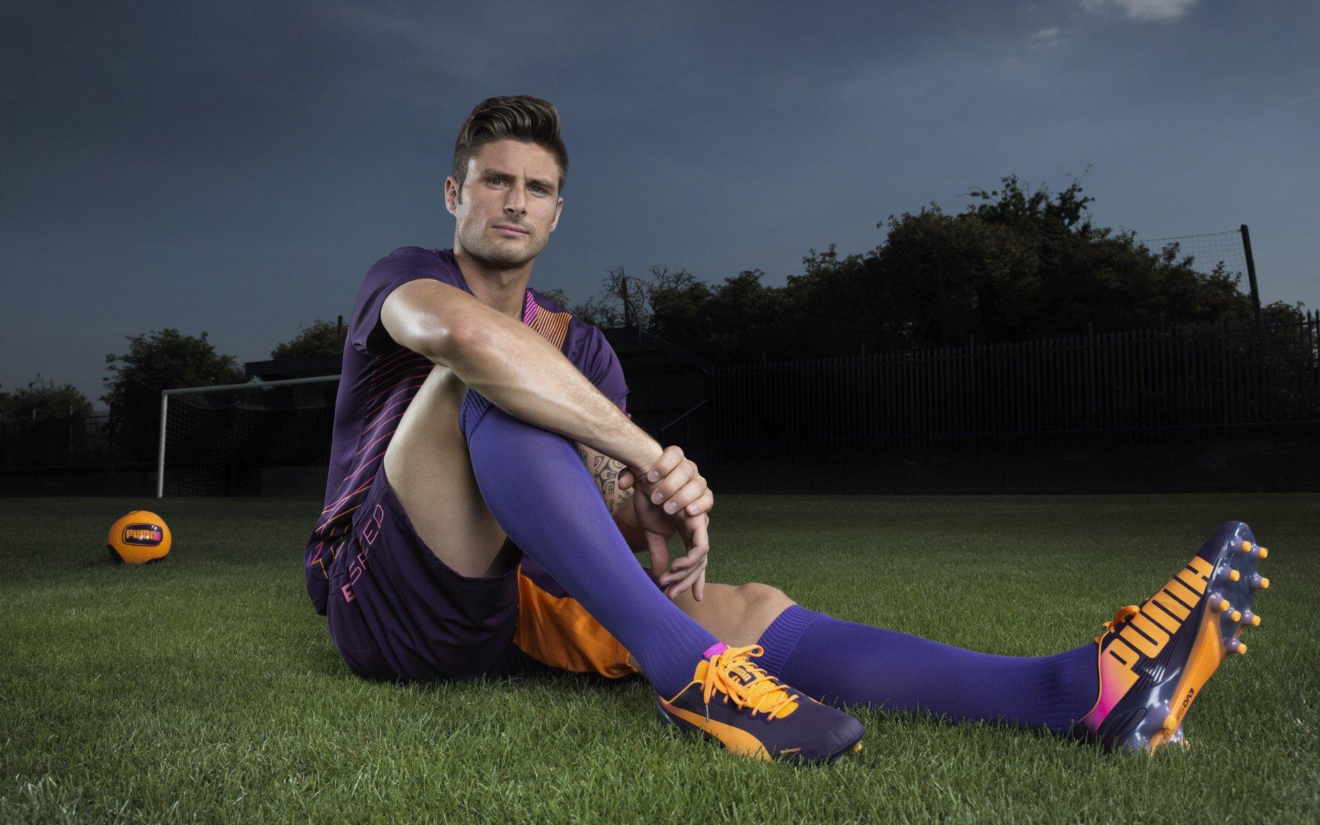 蓝月军团远征挪威现奇景,一票难求难阻热情,球迷爬树观战见证大捷